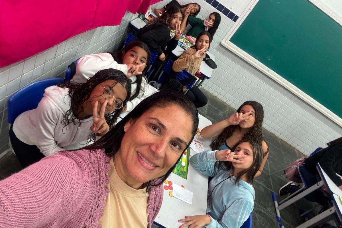 Ela usa jogos pedagógicos com estudantes; premiação reconhece utilização da estratégia na aprendizagem