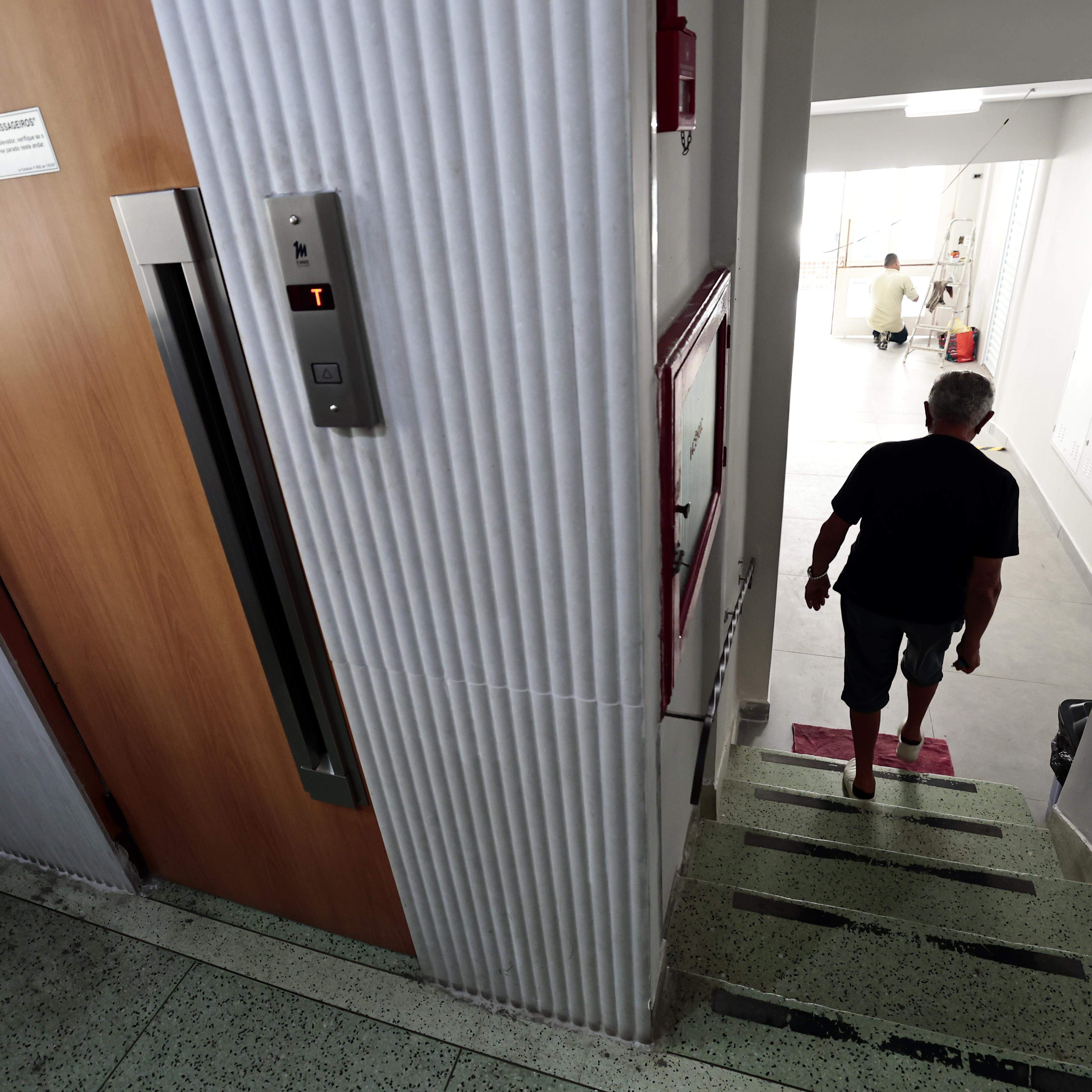 Lance de escada para acessar ou sair do elevador: investimento de condomínio contra problemas de mobilidade