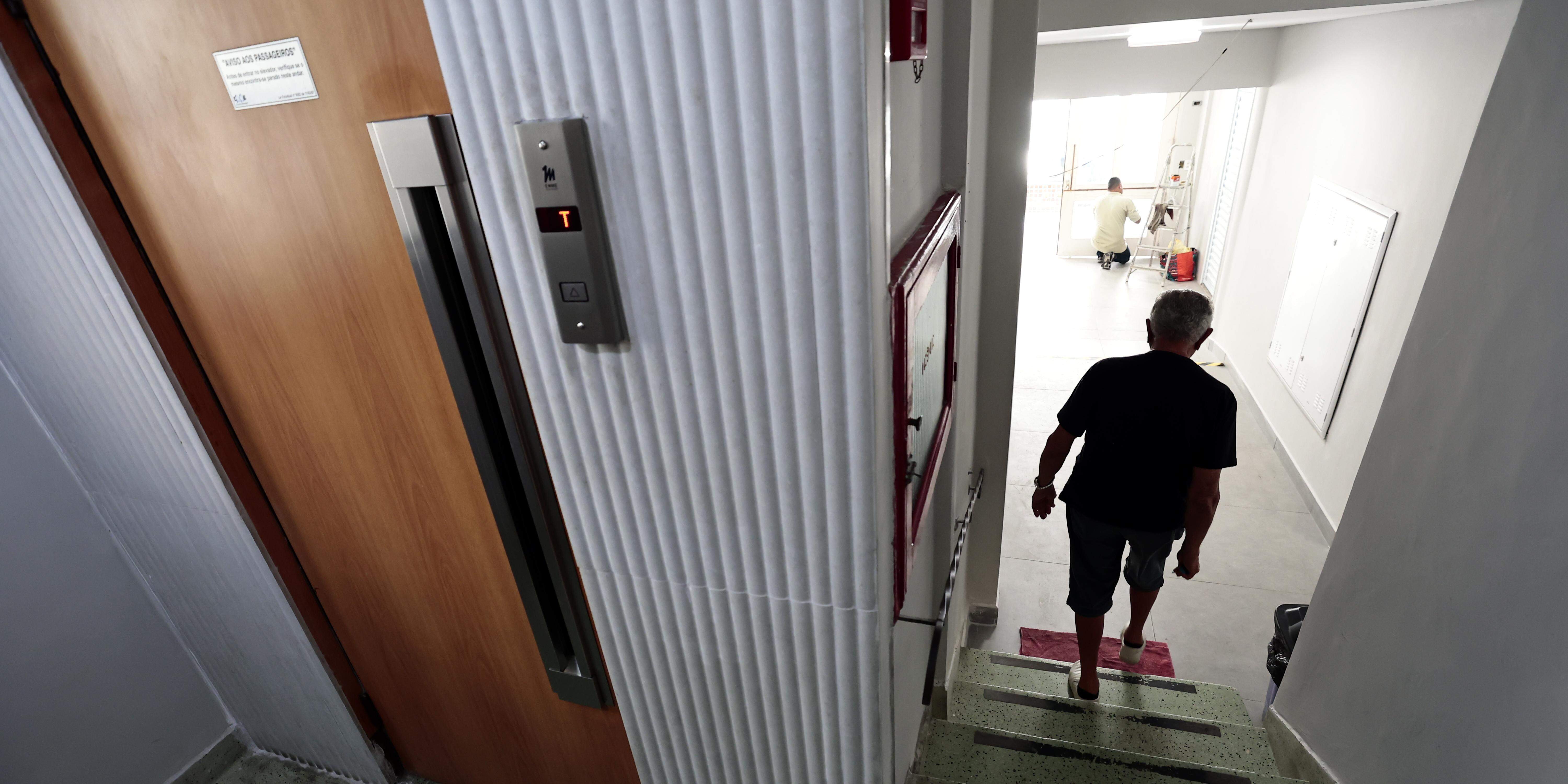 Lance de escada para acessar ou sair do elevador: investimento de condomínio contra problemas de mobilidade