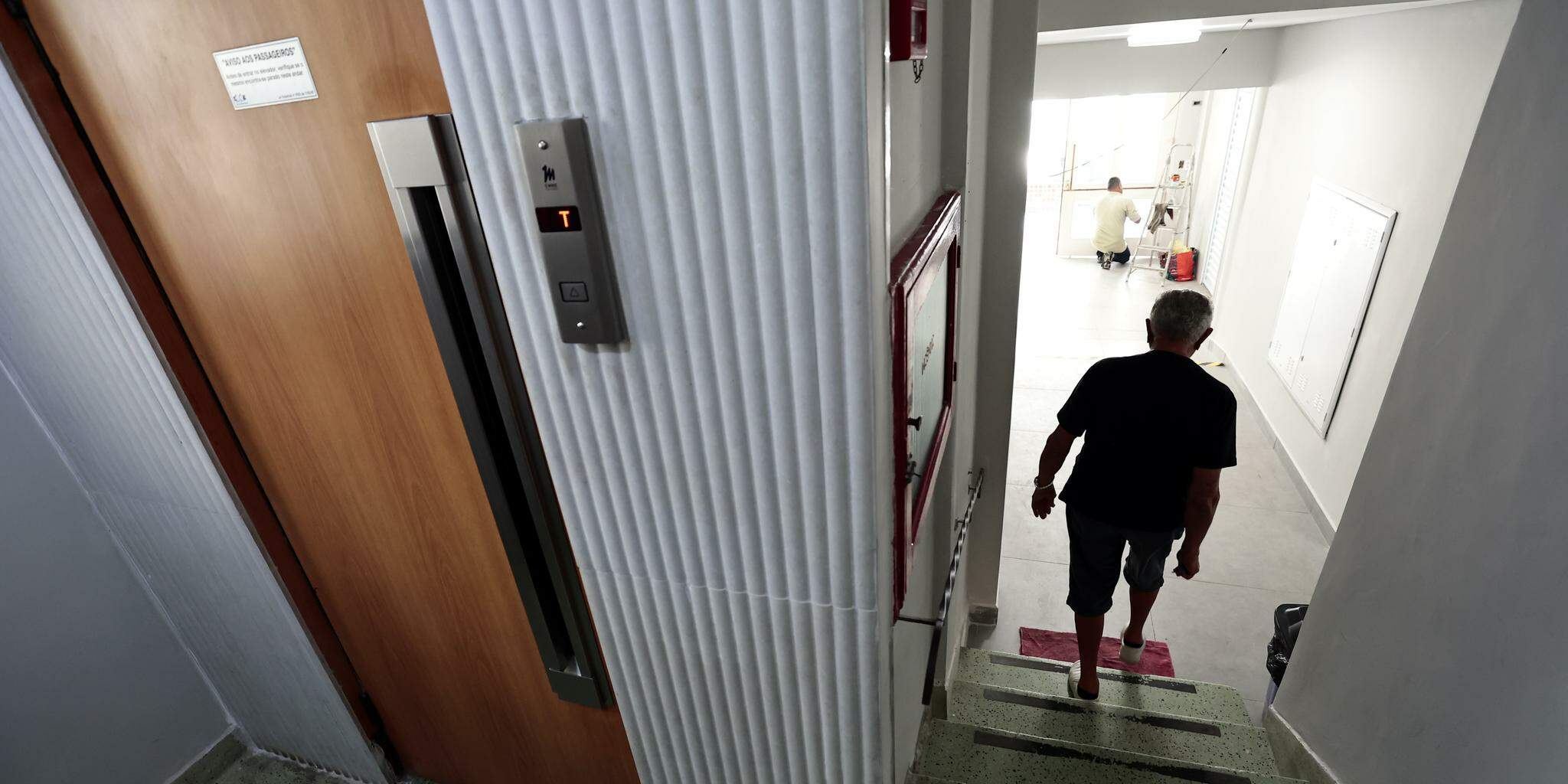 Lance de escada para acessar ou sair do elevador: investimento de condomínio contra problemas de mobilidade