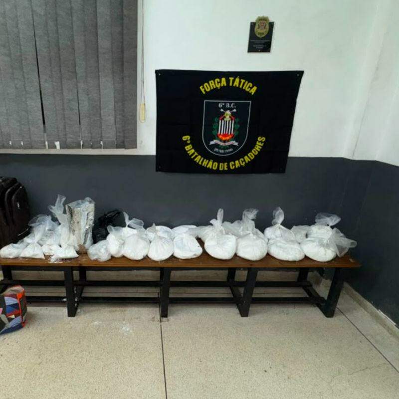 Droga foi apreendida e levada para a delegacia