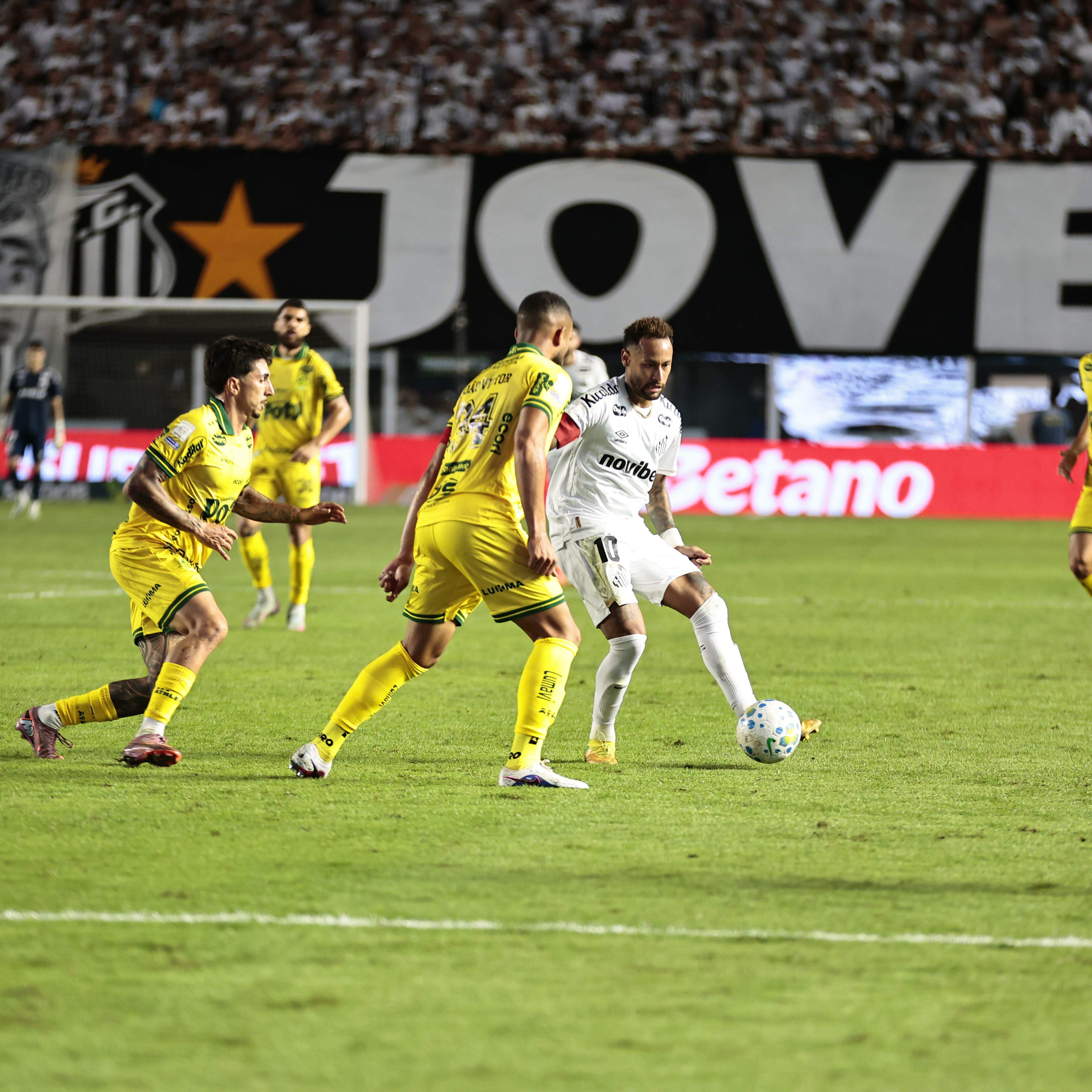 Apesar de ter insistido bastante e ter ficado com um jogador a mais por mais de 20 minutos, o Santos não saiu do empate