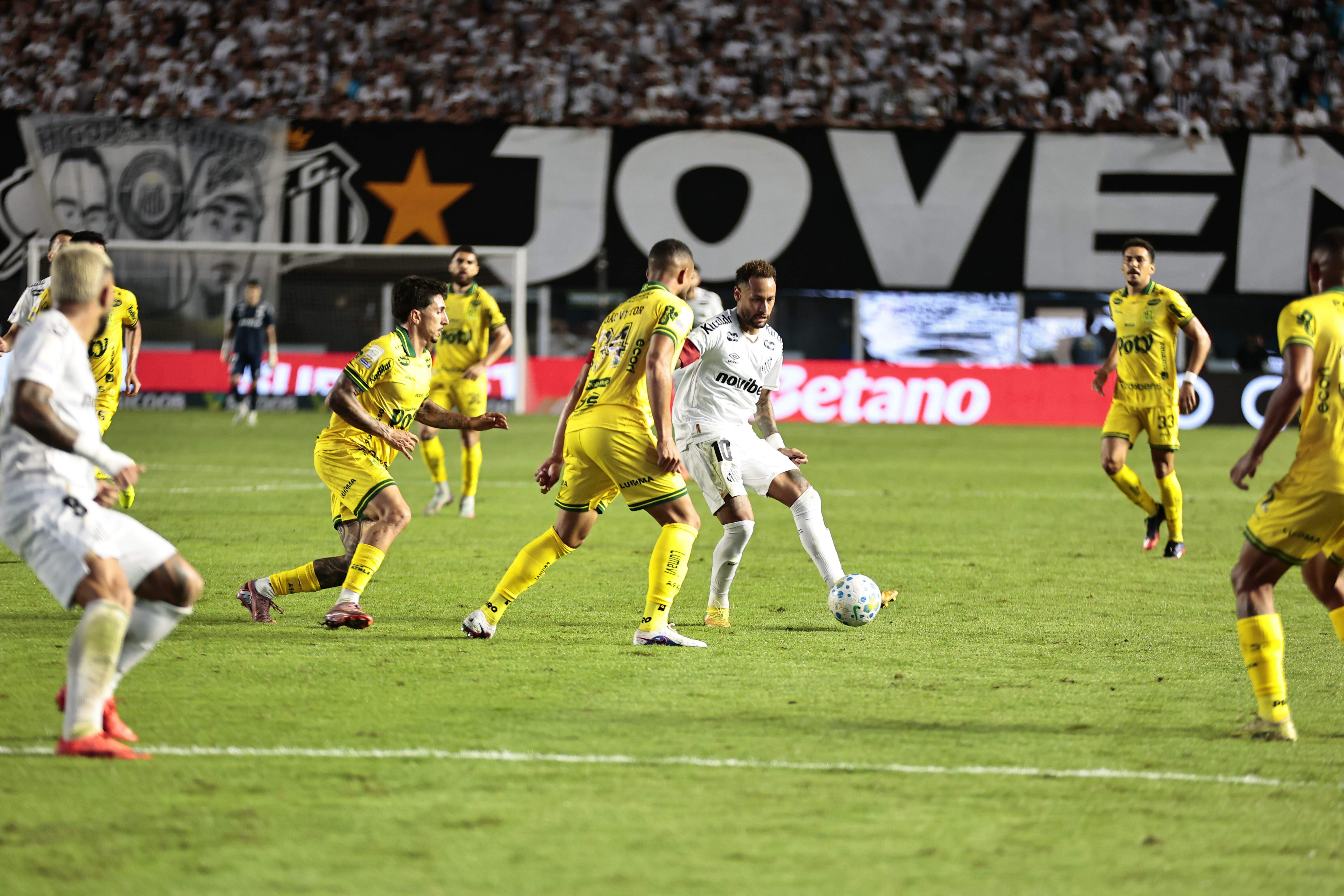Apesar de ter insistido bastante e ter ficado com um jogador a mais por mais de 20 minutos, o Santos não saiu do empate