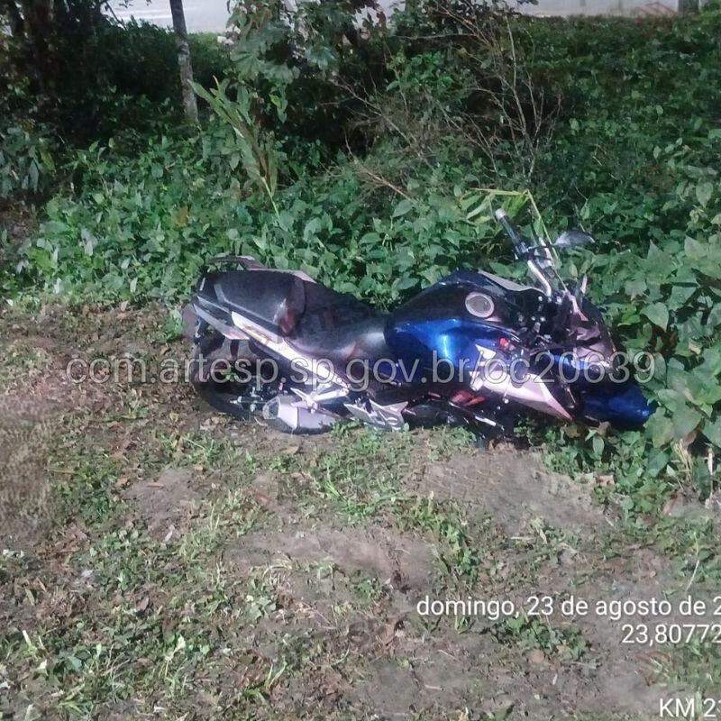 Motocicleta perdeu o controle da direção após ser atingida traseira na Rodovia Rio-Santos