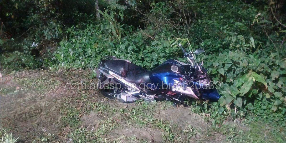 Motocicleta perdeu o controle da direção após ser atingida traseira na Rodovia Rio-Santos