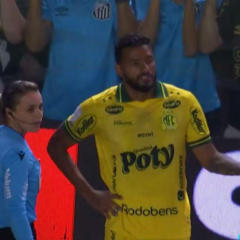 Reinaldo foi atingido por cusparada na Vila Belmiro