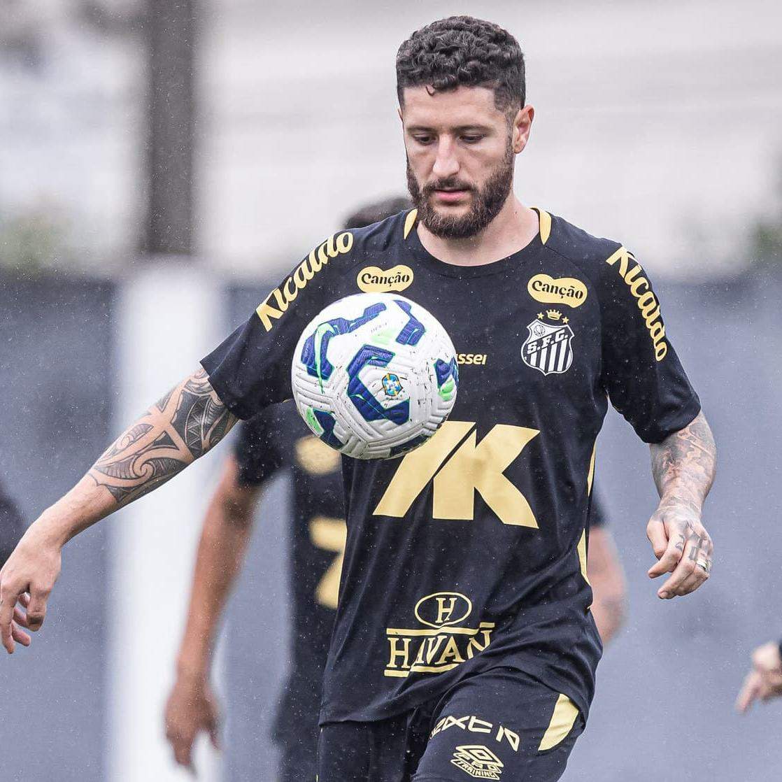 Zé Rafael tinha contrato com o Santos até dezembro de 2027, mas rescindiu no fim de julho deste ano