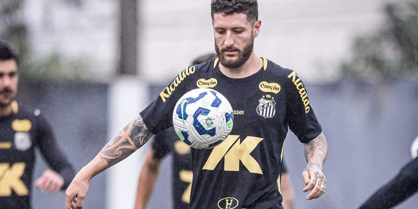 Zé Rafael tinha contrato com o Santos até dezembro de 2027, mas rescindiu no fim de julho deste ano