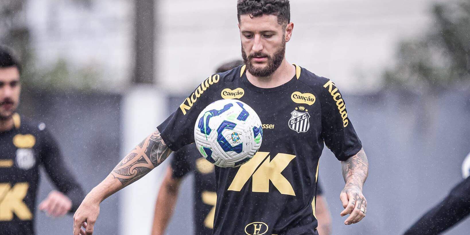 Zé Rafael tinha contrato com o Santos até dezembro de 2027, mas rescindiu no fim de julho deste ano