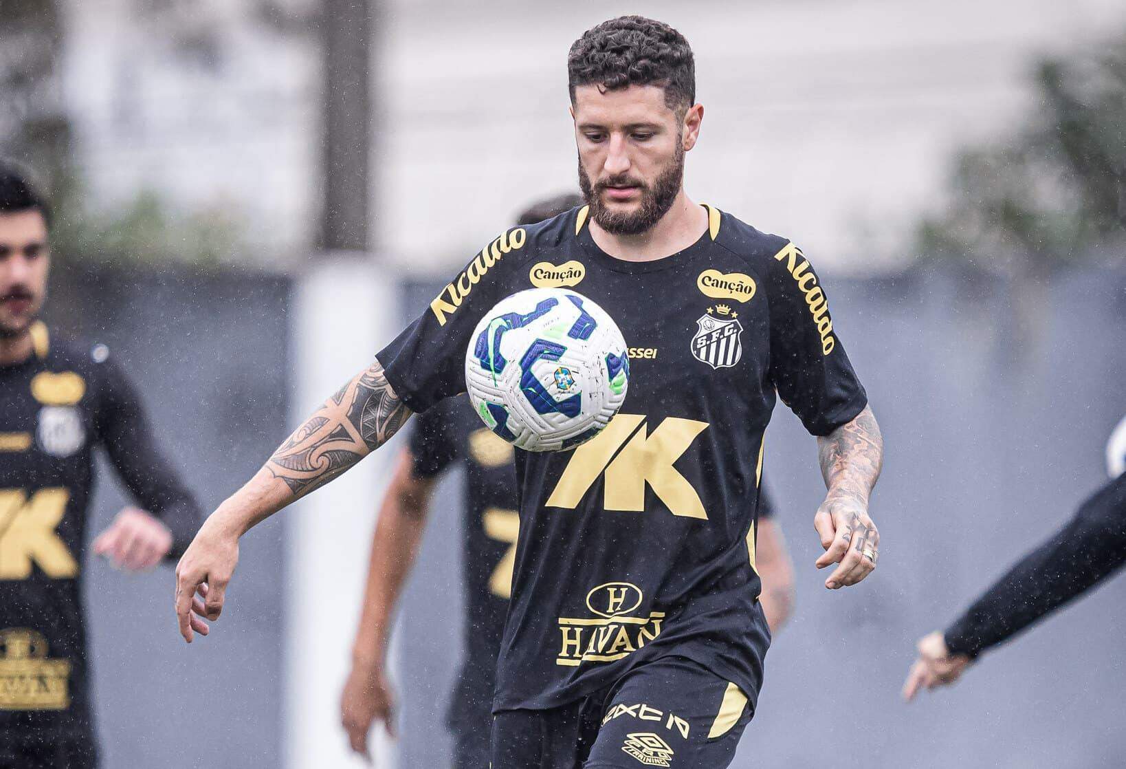 Zé Rafael tinha contrato com o Santos até dezembro de 2027, mas rescindiu no fim de julho deste ano