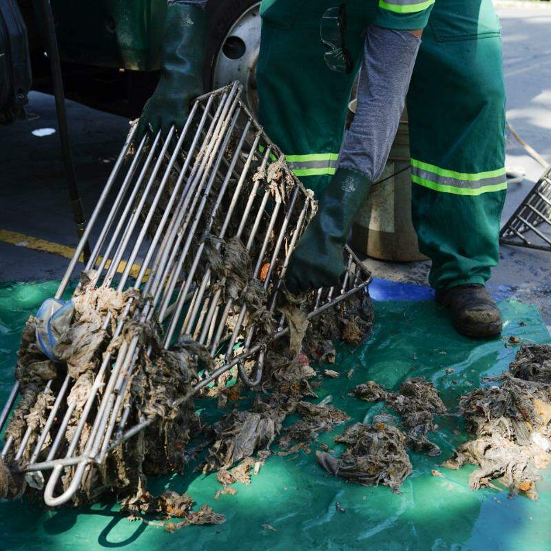 Limpeza da grade de estação elevatória, para bombeamento dos esgotos