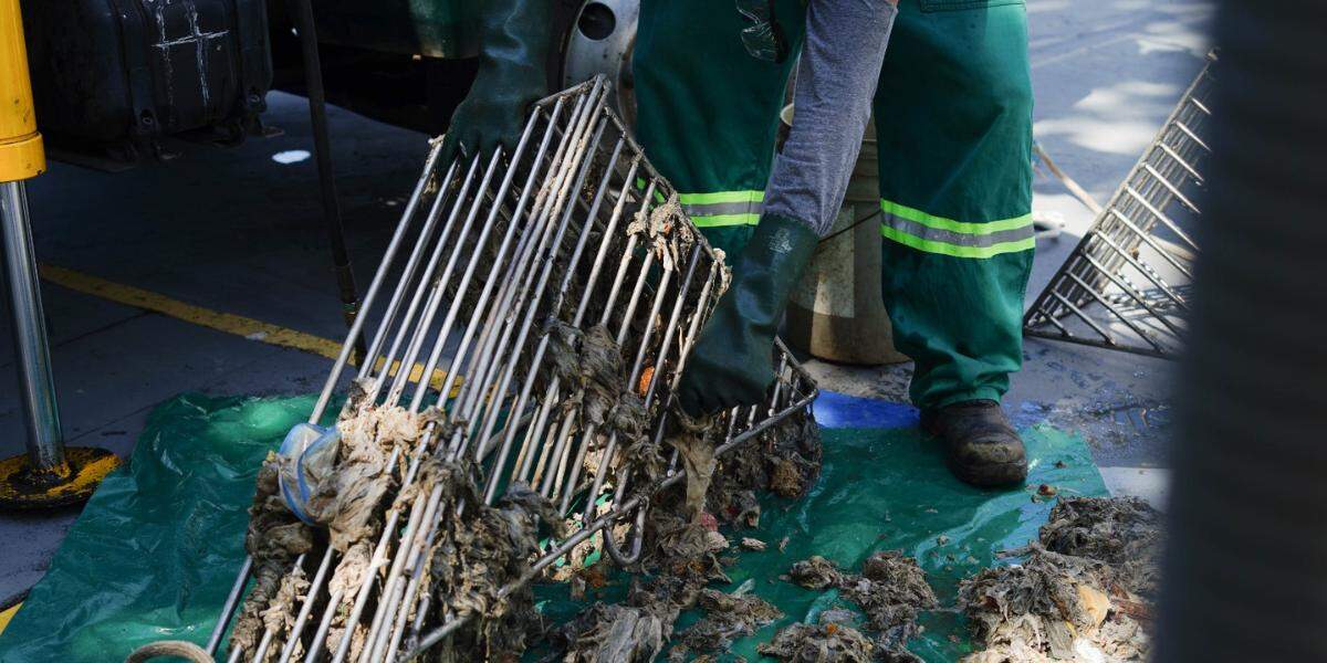 Limpeza da grade de estação elevatória, para bombeamento dos esgotos