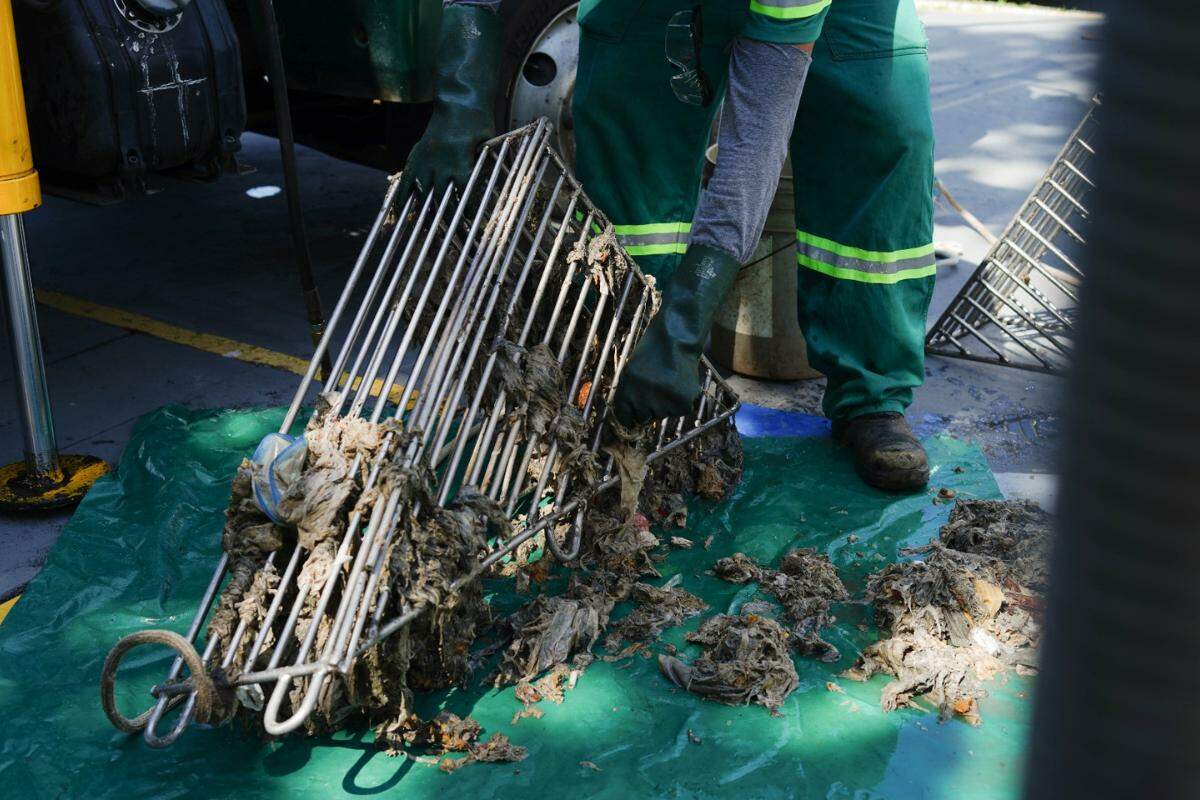 Limpeza da grade de estação elevatória, para bombeamento dos esgotos