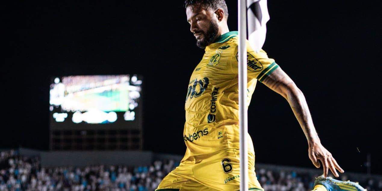 Reinaldo sofreu a agressão aos 25 minutos do primeiro tempo, segundo relato na súmula da partida