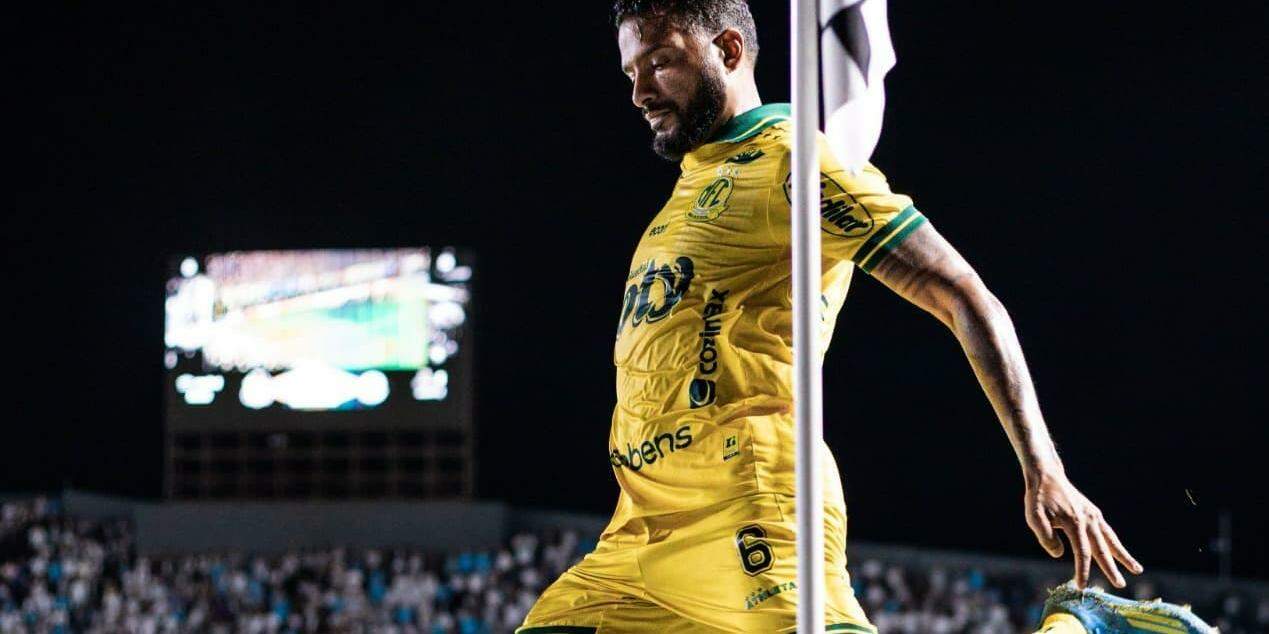Reinaldo sofreu a agressão aos 25 minutos do primeiro tempo, segundo relato na súmula da partida