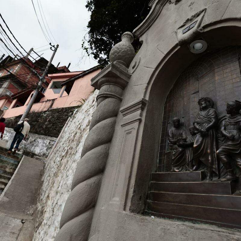 Os trabalhos são feitos em três etapas nos oratórios da Via-Crúcis (foto) e nos 439 degraus da escadaria