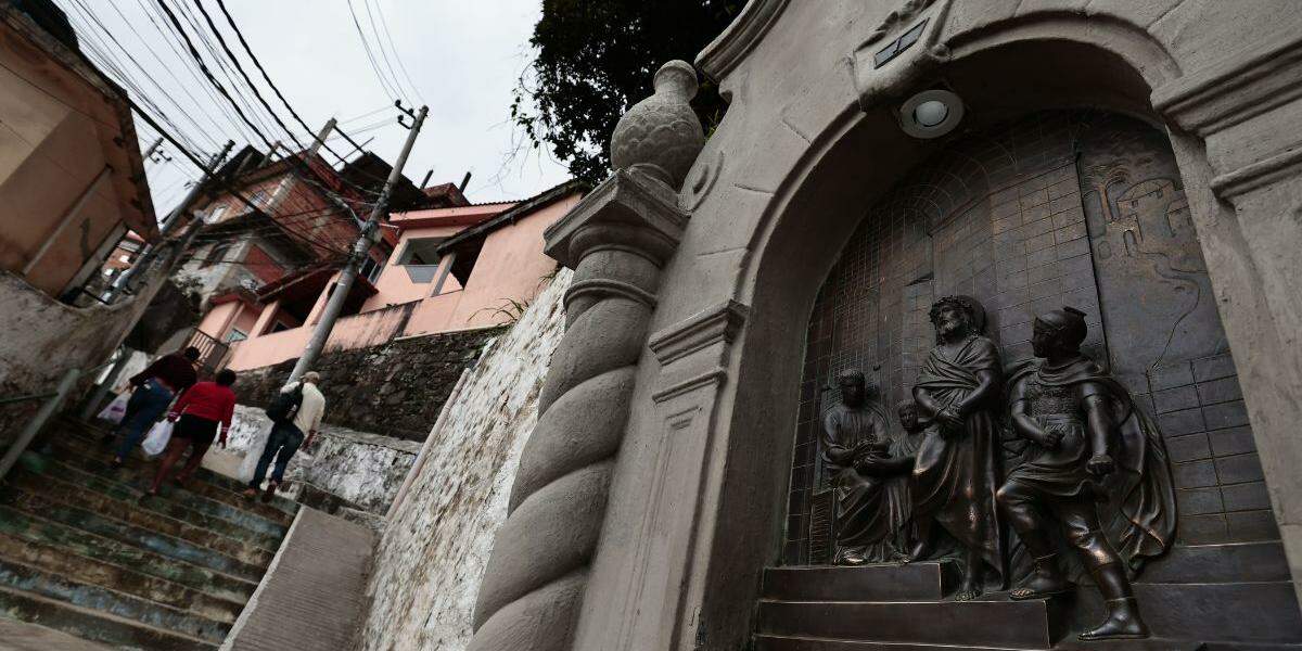 Os trabalhos são feitos em três etapas nos oratórios da Via-Crúcis (foto) e nos 439 degraus da escadaria