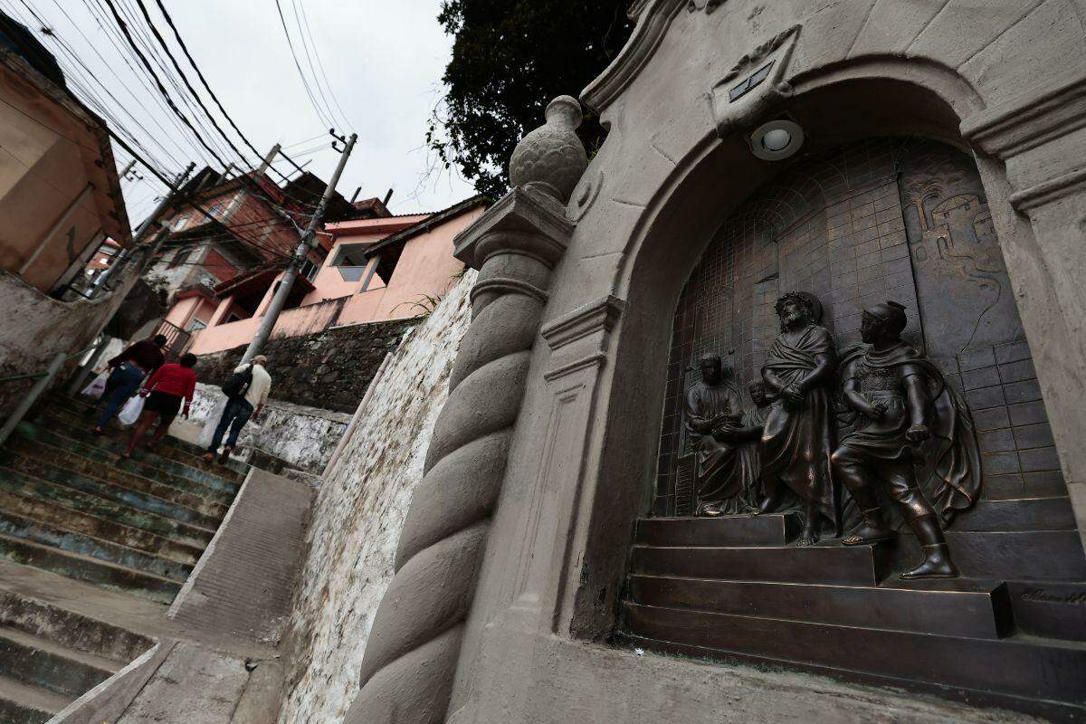 Os trabalhos são feitos em três etapas nos oratórios da Via-Crúcis (foto) e nos 439 degraus da escadaria