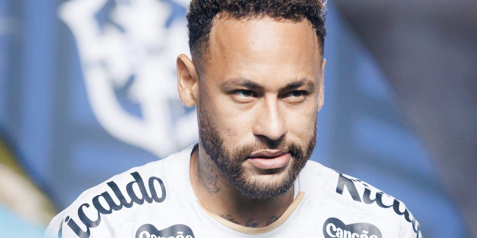Joga ou não joga? Pendurado, Neymar é dúvida para o primeiro confronto do mata-mata contra o Palmeiras