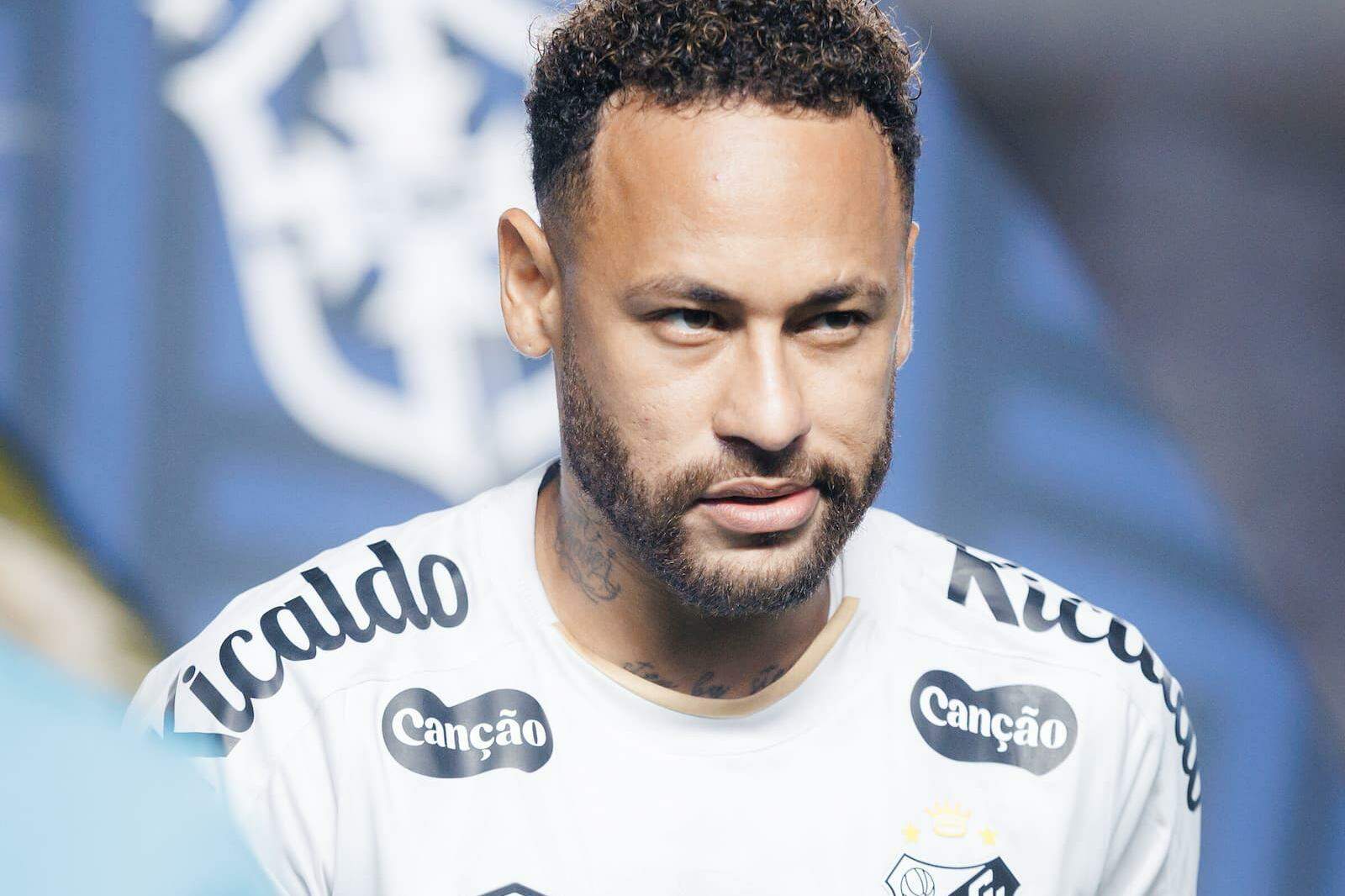 Joga ou não joga? Pendurado, Neymar é dúvida para o primeiro confronto do mata-mata contra o Palmeiras