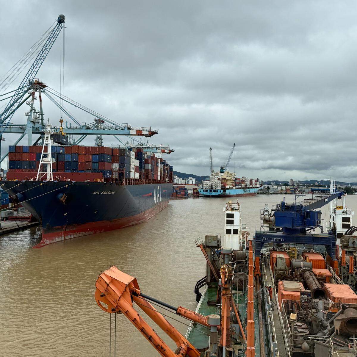 Superintendência do Porto de Itajaí (SPI) informou que recebeu a draga hopper Utrecht e que os trabalhos para retirada dos sedimentos foram iniciados