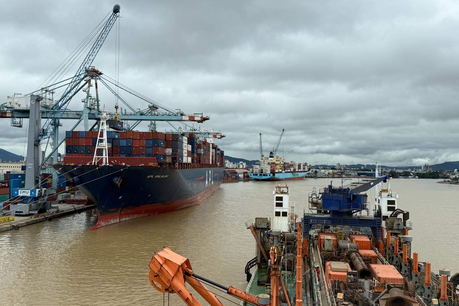 Superintendência do Porto de Itajaí (SPI) informou que recebeu a draga hopper Utrecht e que os trabalhos para retirada dos sedimentos foram iniciados