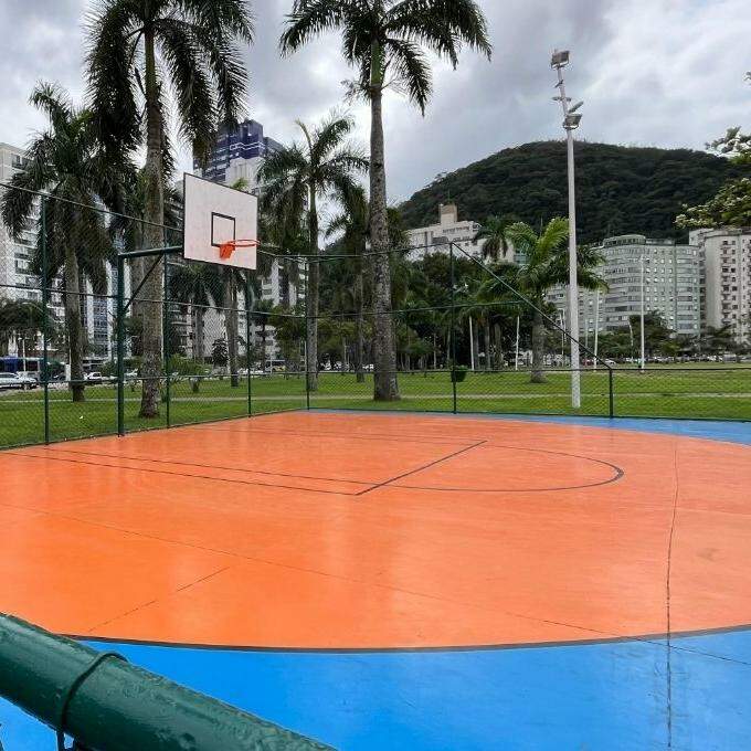 O espaço recebeu pintura, novo alambrado e equipamentos próprios para modalidade, incluindo tabela preparada para enterradas