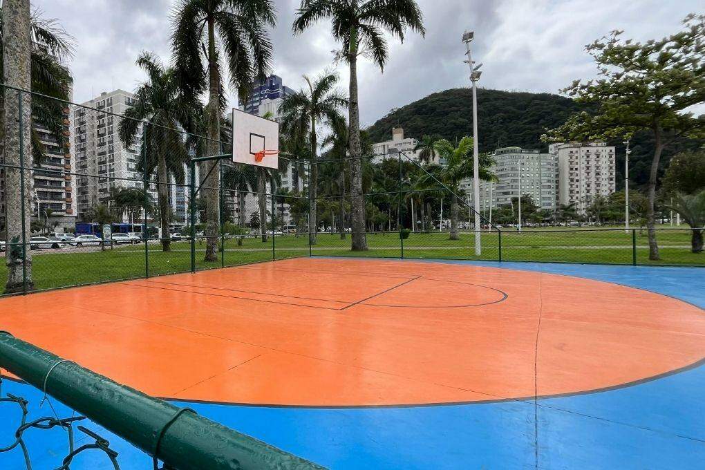 O espaço recebeu pintura, novo alambrado e equipamentos próprios para modalidade, incluindo tabela preparada para enterradas