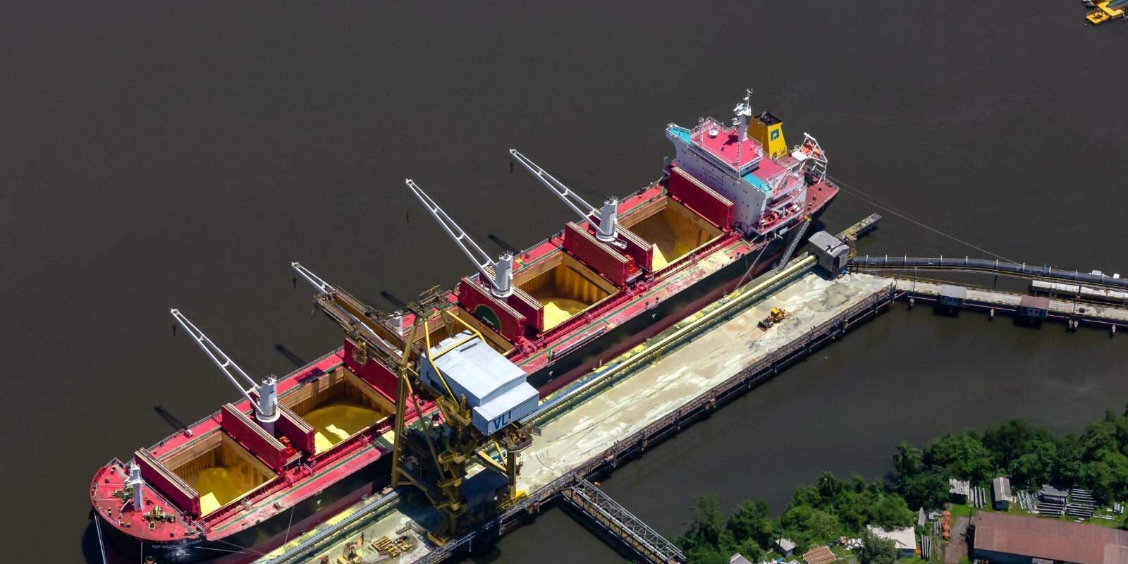 Porto de Santos recebeu, de janeiro a julho de 2026, 866 navios com fertilizantes, contra 812 no mesmo período do ano passado, alta