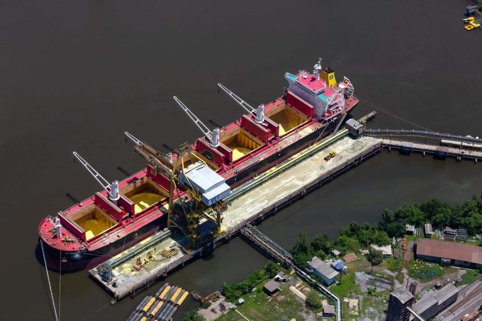 Porto de Santos recebeu, de janeiro a julho de 2026, 866 navios com fertilizantes, contra 812 no mesmo período do ano passado, alta