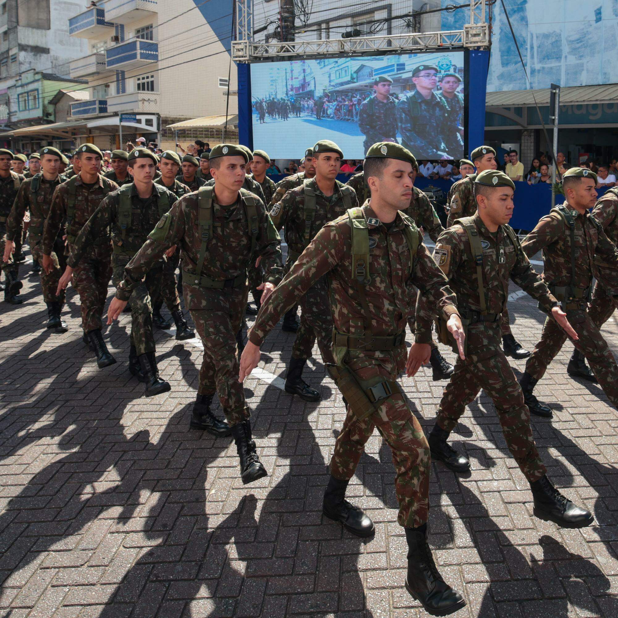 Entre os pontos altos do desfile, tropas e veículos de combate das Forças Armadas