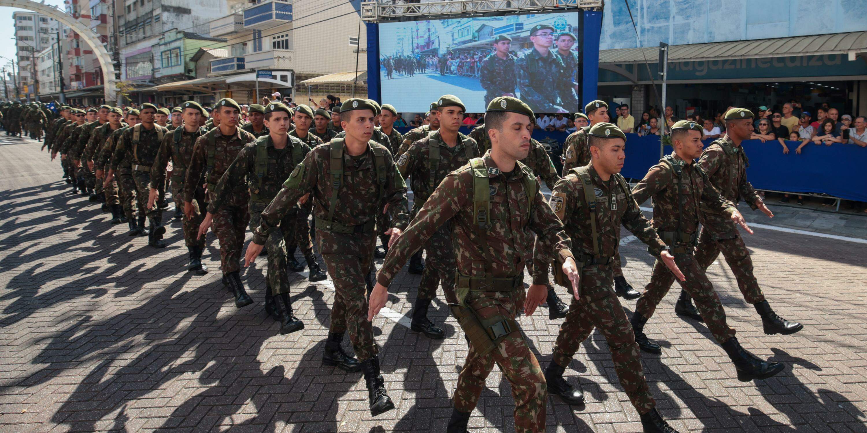 Entre os pontos altos do desfile, tropas e veículos de combate das Forças Armadas