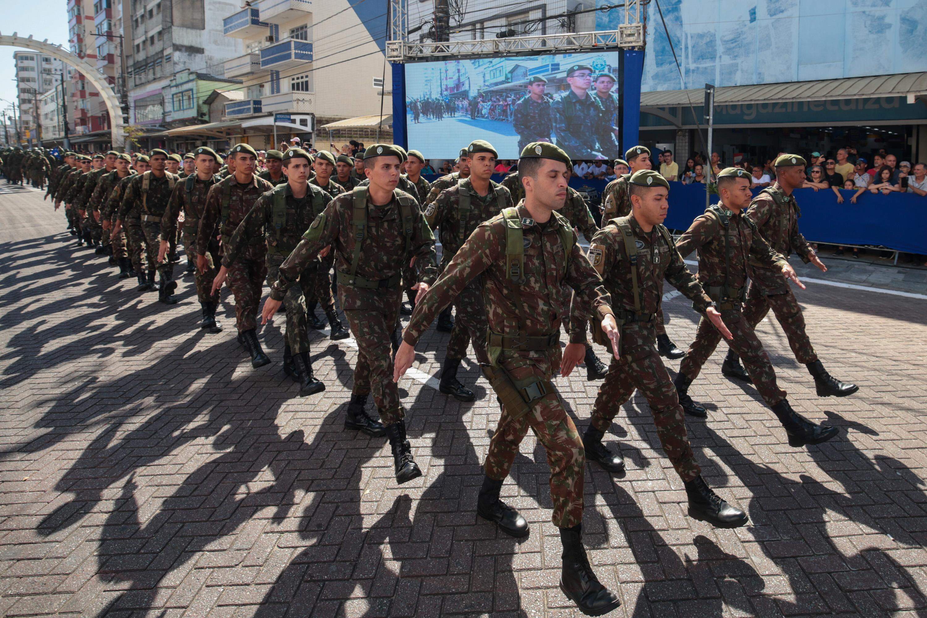 Entre os pontos altos do desfile, tropas e veículos de combate das Forças Armadas