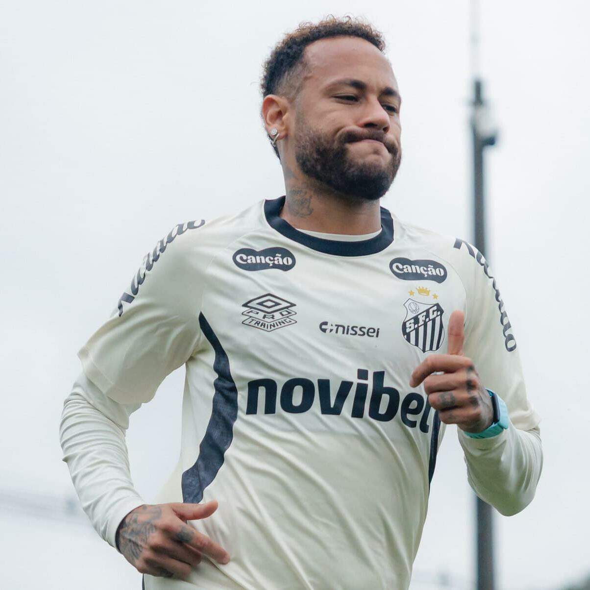 Neymar treinou na terça, mas não está garantido em campo no jogo de ida contra o Palmeiras, nas quartas da Copa do Brasil