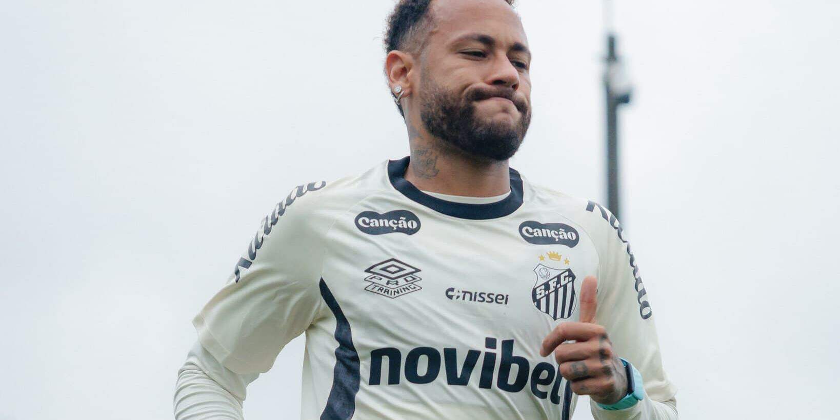 Neymar treinou na terça, mas não está garantido em campo no jogo de ida contra o Palmeiras, nas quartas da Copa do Brasil