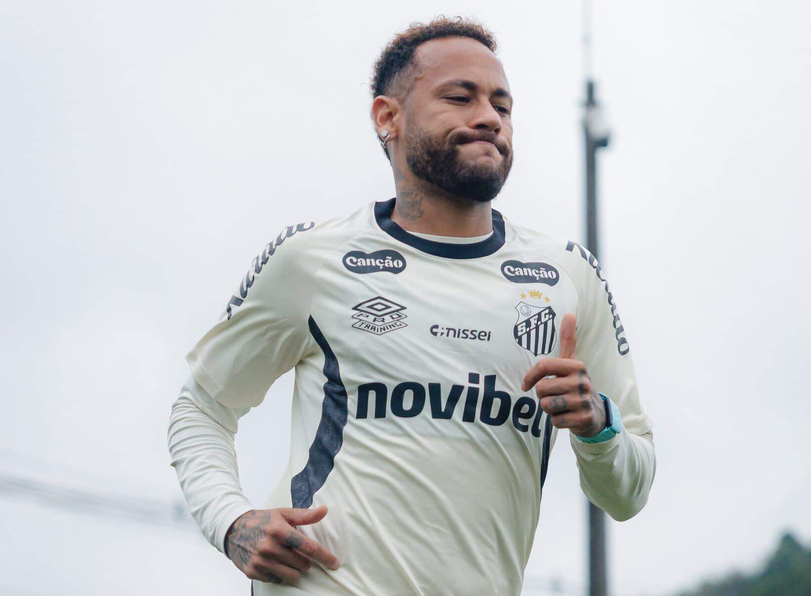 Neymar treinou na terça, mas não está garantido em campo no jogo de ida contra o Palmeiras, nas quartas da Copa do Brasil