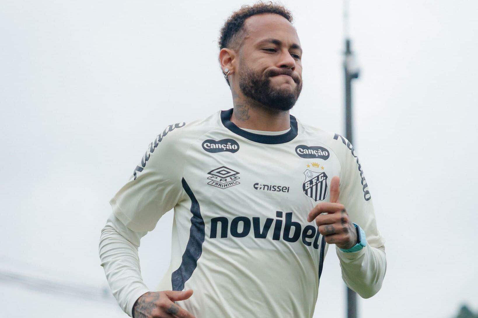 Neymar treinou na terça, mas não está garantido em campo no jogo de ida contra o Palmeiras, nas quartas da Copa do Brasil