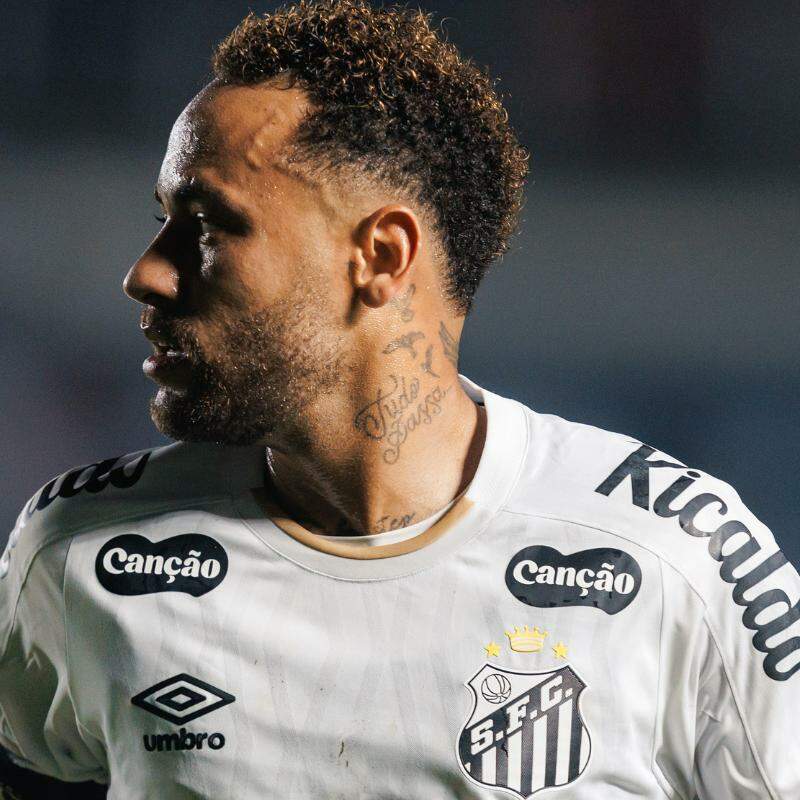 Neymar treinou na terça, mas não está garantido em campo no jogo de ida contra o Palmeiras, nas quartas da Copa do Brasil