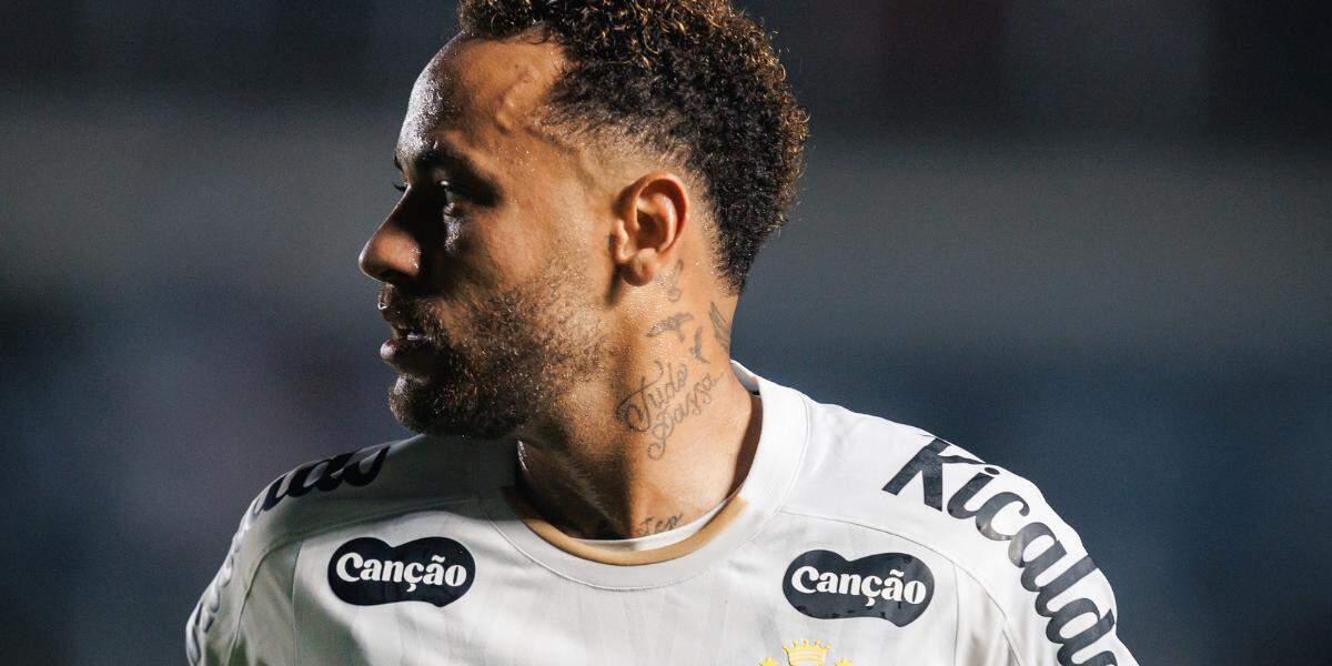 Neymar treinou na terça, mas não está garantido em campo no jogo de ida contra o Palmeiras, nas quartas da Copa do Brasil