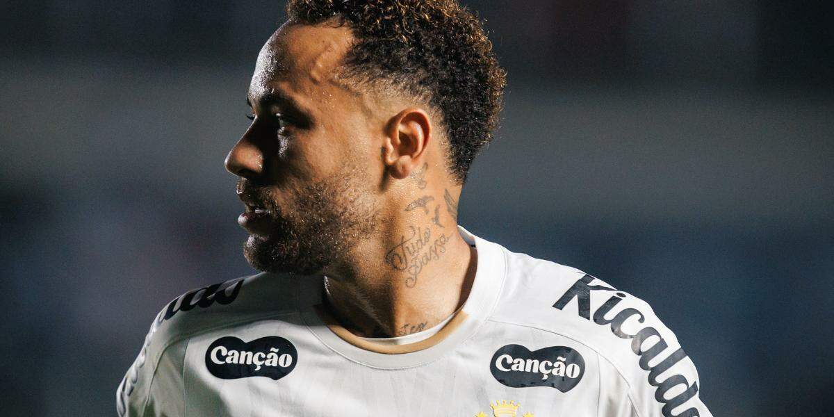 Neymar treinou na terça, mas não está garantido em campo no jogo de ida contra o Palmeiras, nas quartas da Copa do Brasil