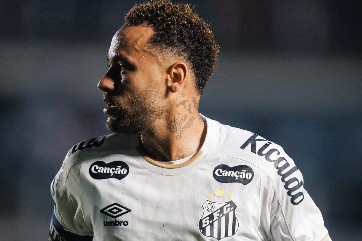 Neymar treinou na terça, mas não está garantido em campo no jogo de ida contra o Palmeiras, nas quartas da Copa do Brasil