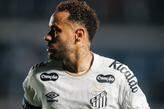 Neymar treinou na terça, mas não está garantido em campo no jogo de ida contra o Palmeiras, nas quartas da Copa do Brasil