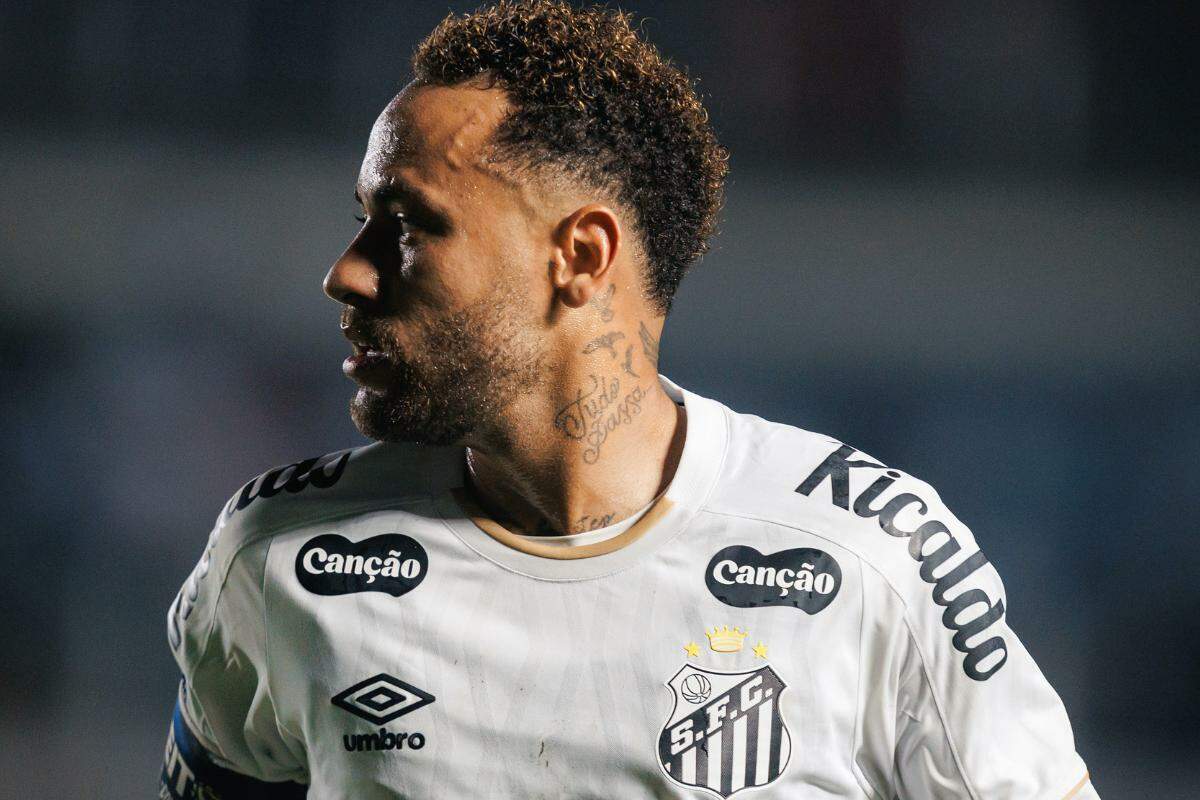 Neymar treinou na terça, mas não está garantido em campo no jogo de ida contra o Palmeiras, nas quartas da Copa do Brasil