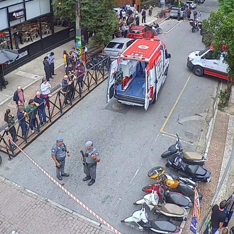 Caso aconteceu na Rua Tolentino Filgueiras. Vítimas foram socorridas pelo Samu