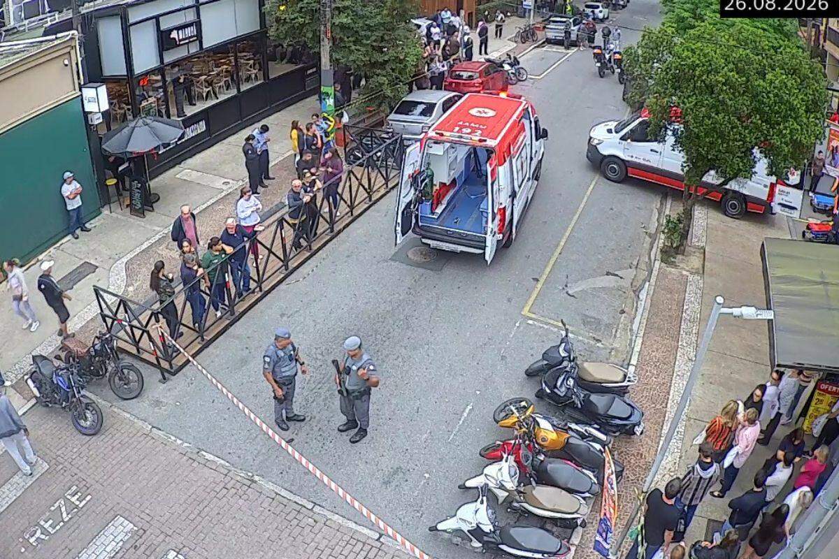 Caso aconteceu na Rua Tolentino Filgueiras. Vítimas foram socorridas pelo Samu