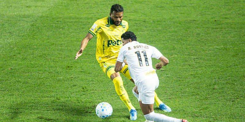 Reinaldo levou a cusparada aos 25 minutos do primeiro tempo, em jogo contra o Santos, na Vila