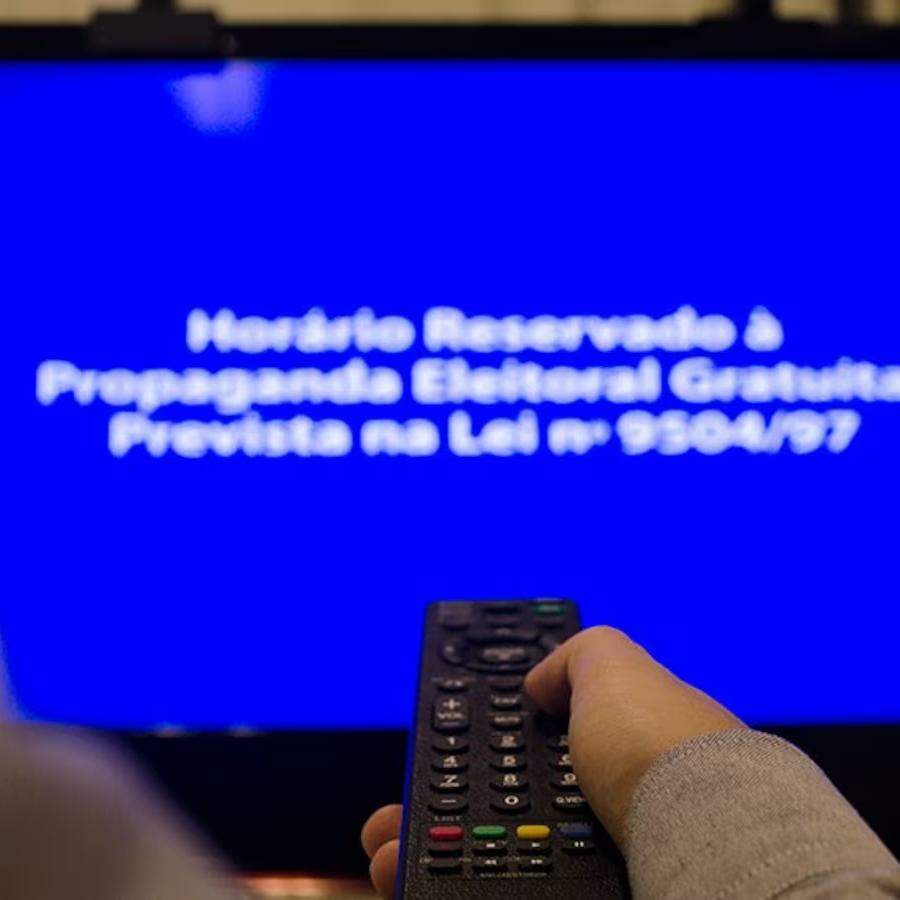 São determinados 50 minutos diários de propaganda em rede, divididos em dois blocos de 25 minutos