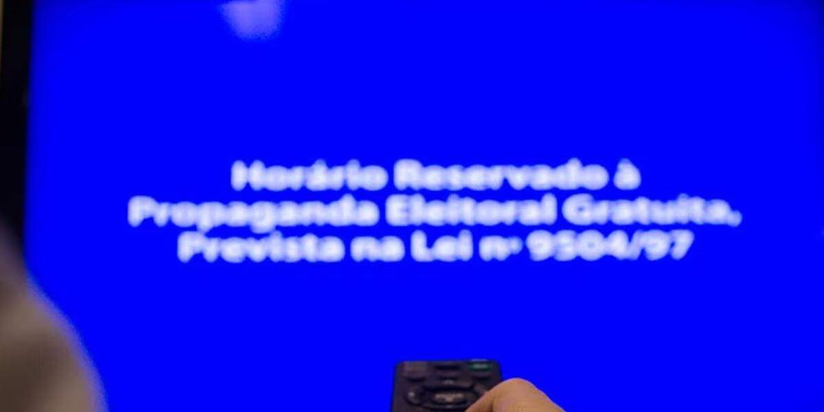 São determinados 50 minutos diários de propaganda em rede, divididos em dois blocos de 25 minutos