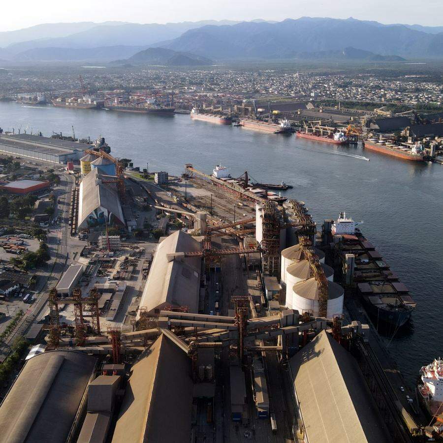 Contrato prevê dragagem de aprofundamento para 16 metros do canal de navegação do Porto de Santos