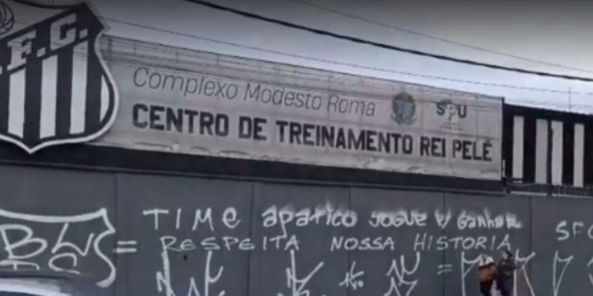 CT do Santos FC, no bairro do Jabaquara, amanheceu pichado nesta quinta-feira (27)